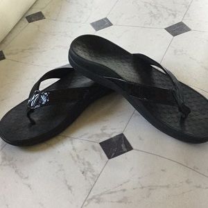 NWOT Vionic Tide Black Flip Flops